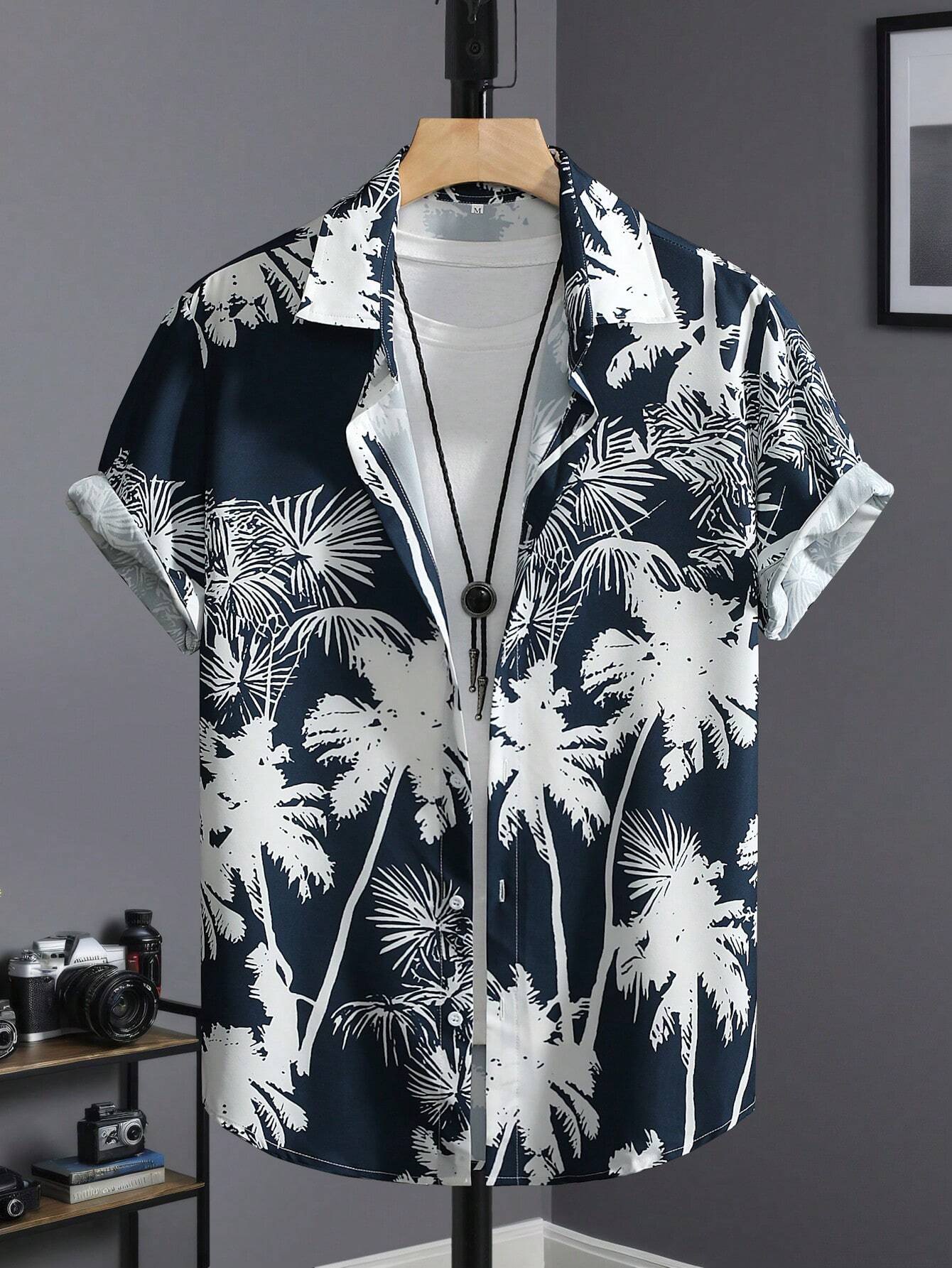 Camisa con estampado de palmeras
