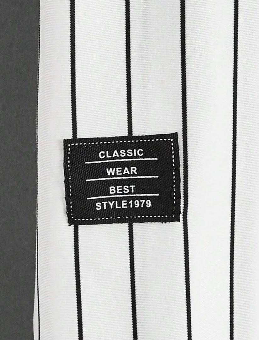 L - Camiseta con estampado de rayas y letras